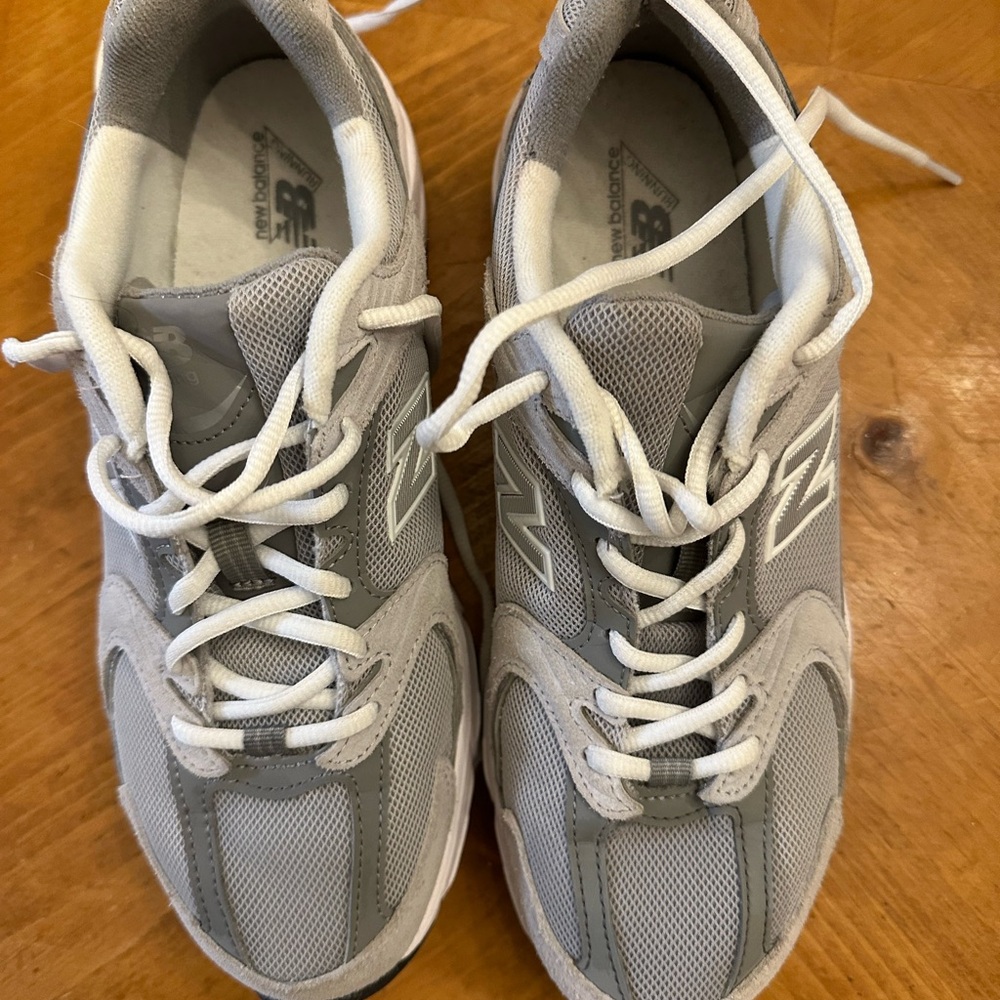 New Balance MR530CK  light grey  women’s 8.5  men’s 7